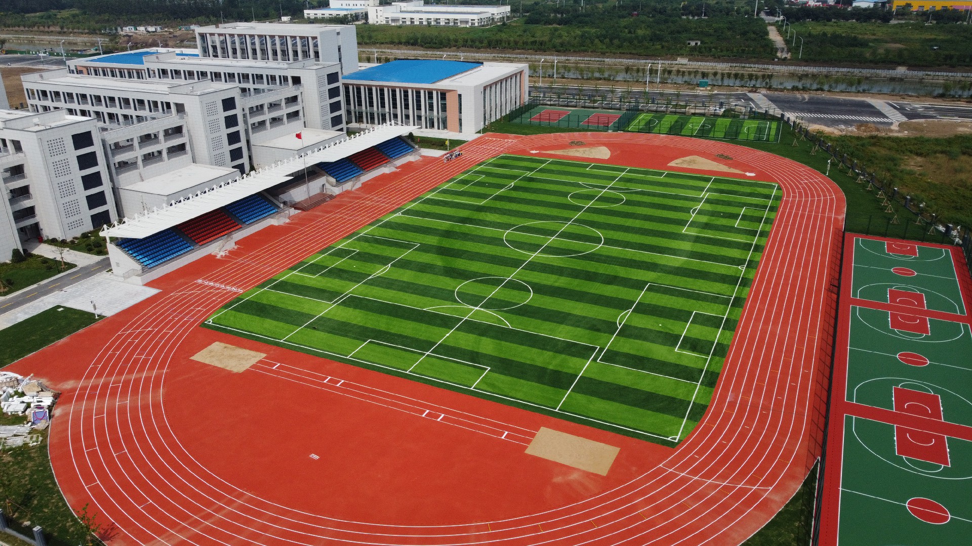 高鐵商務區初級中學運動場建設項目